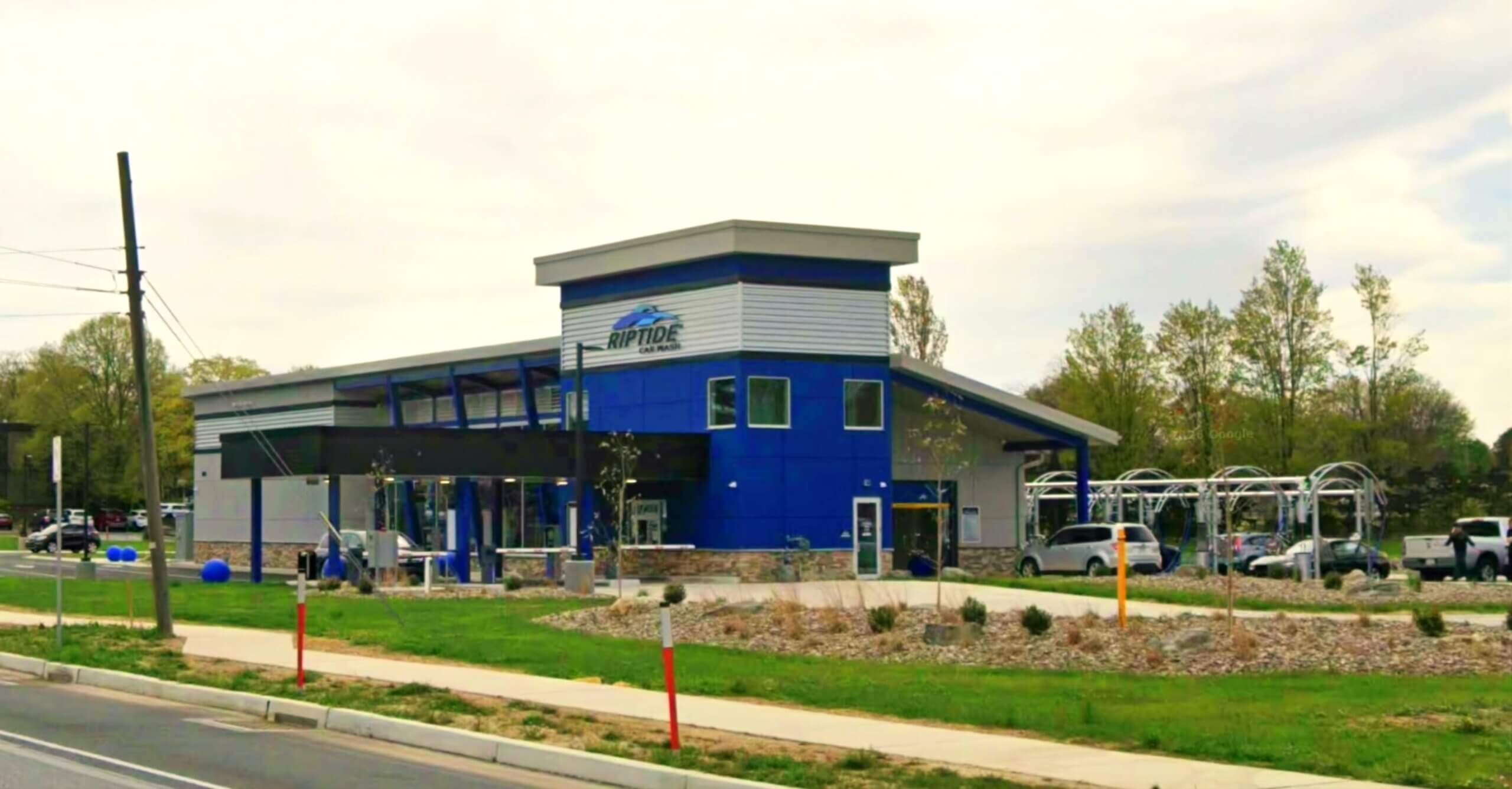 Rip Tide Car Wash Photo 3